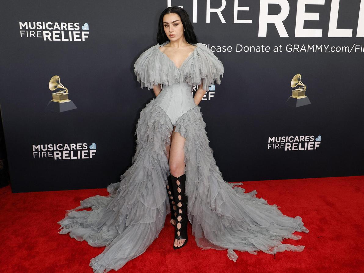 צ'רלי XCX בשמלה מקולקציית ההוט קוטור של לודוביק דה סן סרנין לגוטייה (צילום: Frazer Harrison/Getty Images/AFP) צ'ארלי XCX בטקס הגראמי, 2025