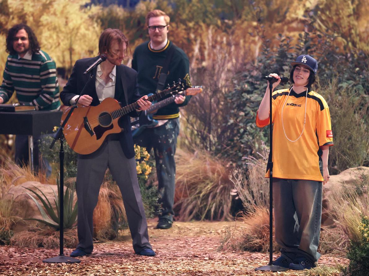 הכי קז'ואל שאפשר. פיניאס ובילי אייליש מופיעים בטקס הגראמי (צילום: Amy Sussman/Getty Images) פיניאס ובילי אייליש על הבמה בטקס הגראמי, 2025