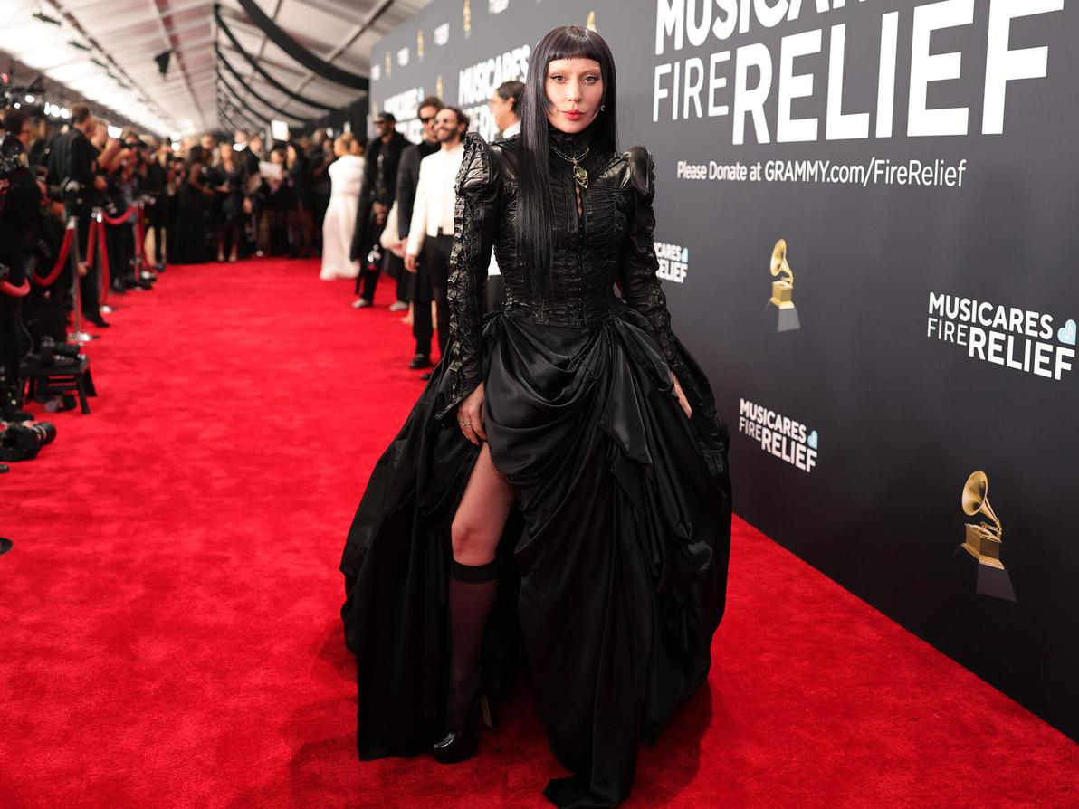 ליידי גאגא בשמלה שחורה וגותית של סמואל לואיס (צילום: Neilson Barnard/Getty Images for The Recording Academy) ליידי גאגא בטקס הגראמי, 2025