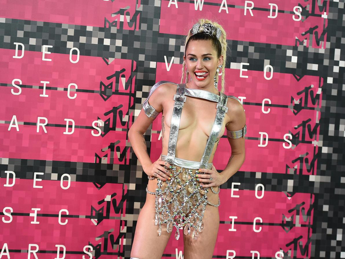 מיילי סיירוס בטקס פרסי MTV ל-2015