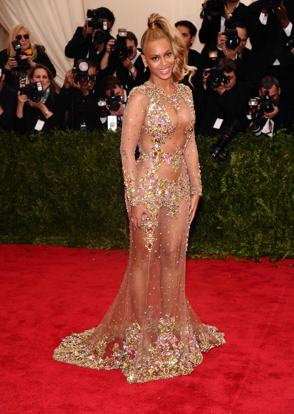 גוף חשוף בין הפרחים. ביונסה בגאלה של המטרופוליטן, 2015 (צילום: Charles Sykes/Invision/AP) ביונסה בגאלה של המטרופוליטן, 2015