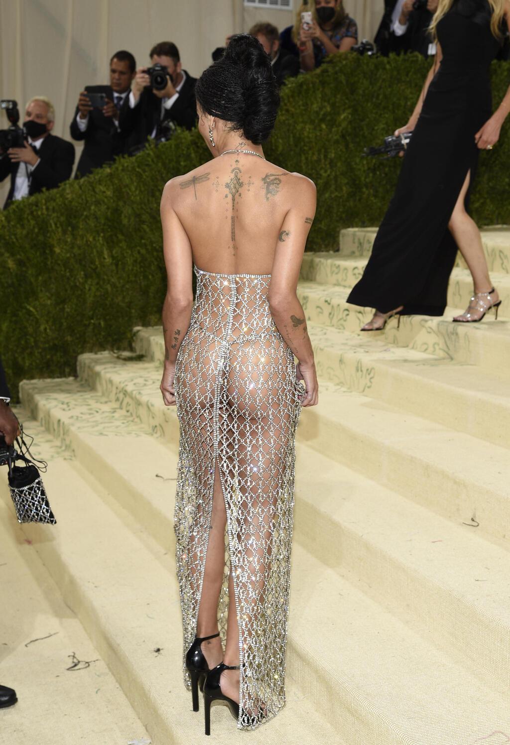 "זה רק גוף, לכולנו יש אחד". קרביץ וגב השמלה (צילום: Evan Agostini/Invision/AP) זואי קרביץ בגאלה של המטרופוליטן, 2021
