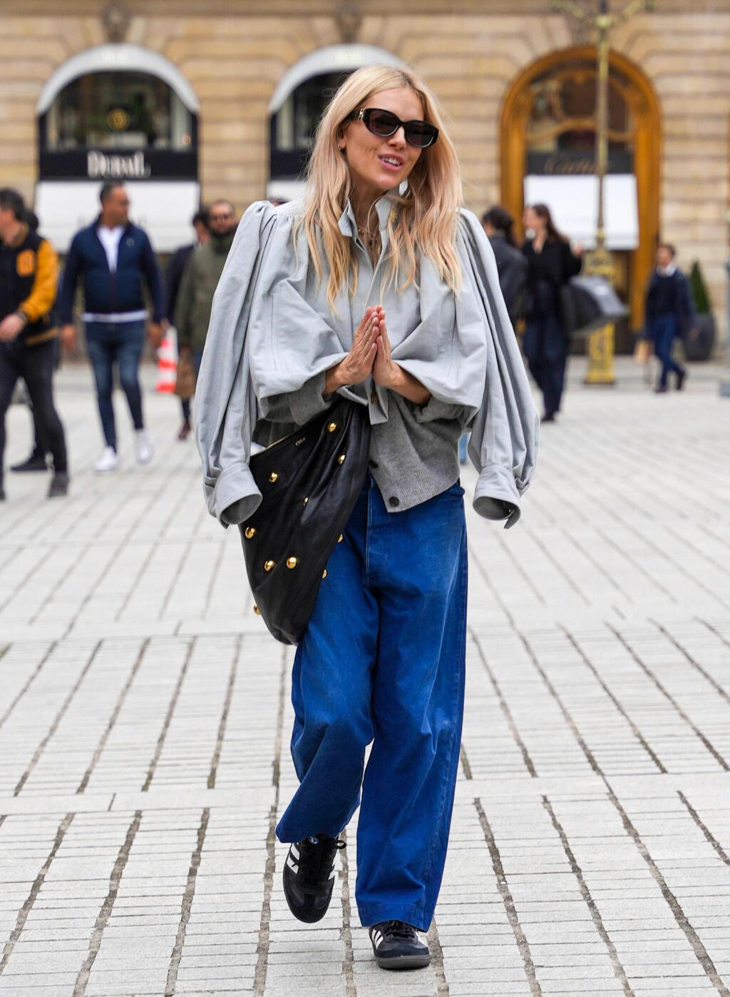 סיינה מילר נועלת אדידס (Splashnews.com) סיינה מילר נועלת אדידס