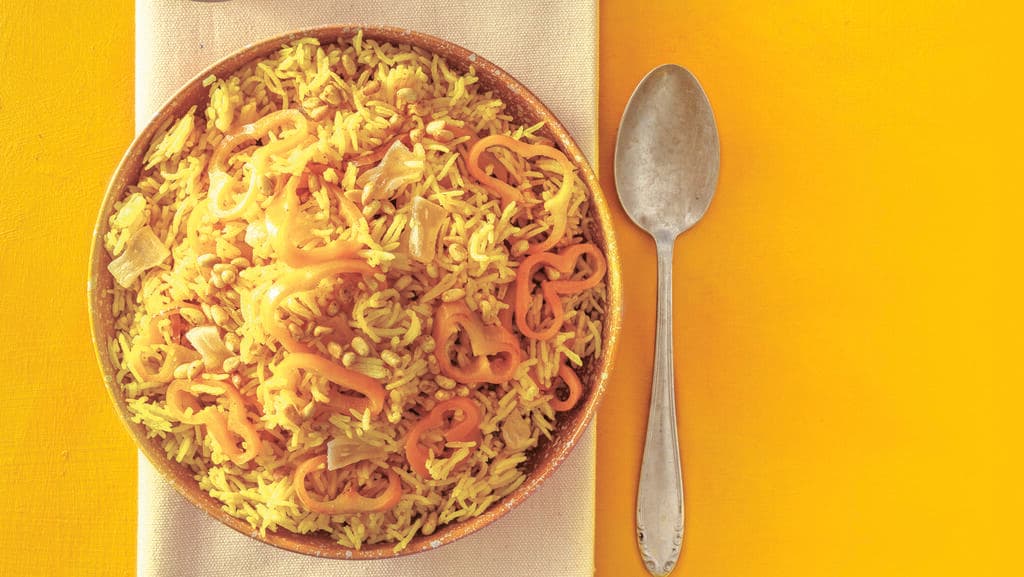  אורז צהוב עם פלפל, אננס מיובש ואגוזים מתובלים