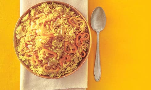  אורז צהוב עם פלפל, אננס מיובש ואגוזים מתובלים