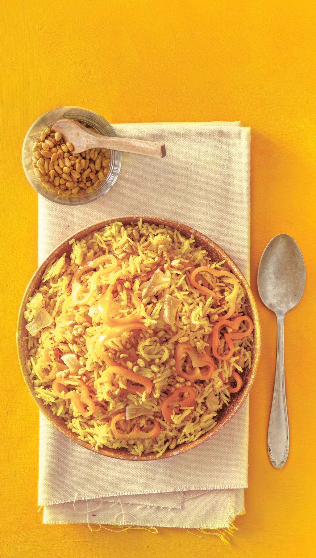  אורז צהוב עם פלפל, אננס מיובש ואגוזים מתובלים