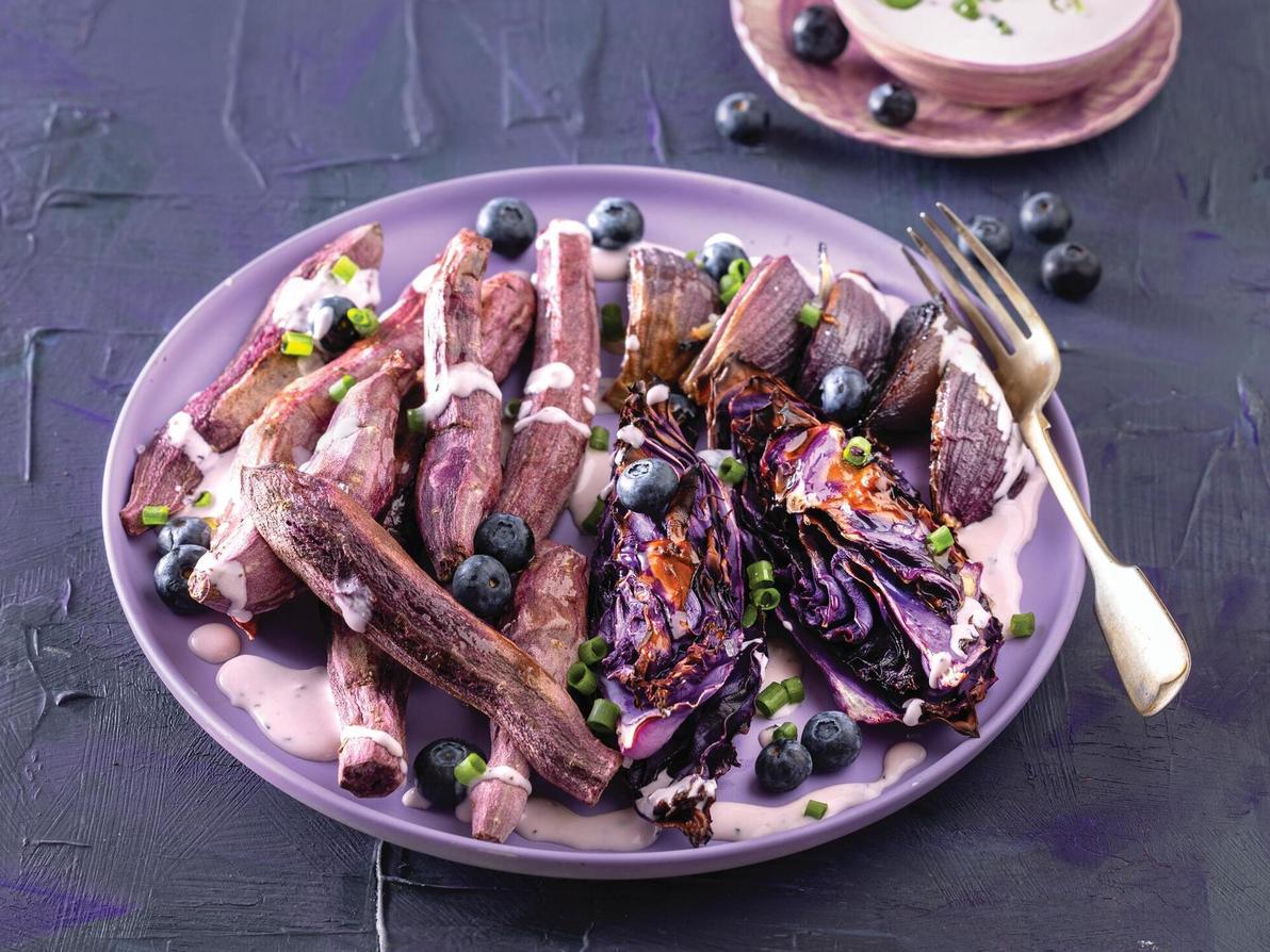 כרוב, בטטה ובצל סגולים ברוטב שמנת ואוכמניות ( צילום: דניאל לילה, סגנון: נעמה רן) כרוב, בטטה ובצל סגולים ברוטב שמנת ואוכמניות