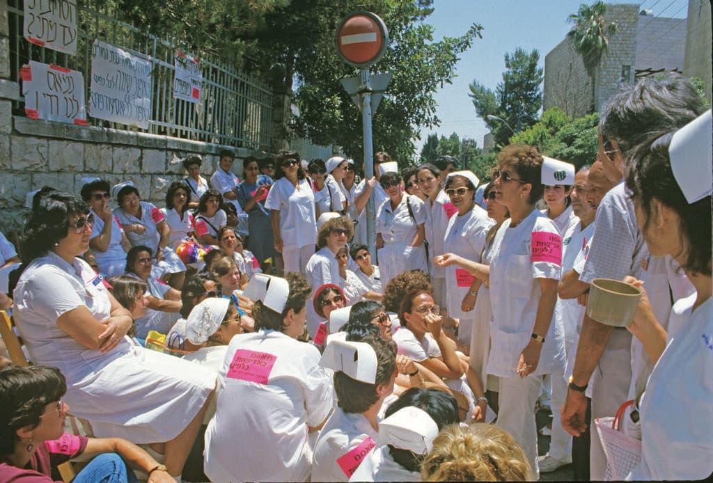 1986: מובילה שביתה מול בית ראש הממשלה