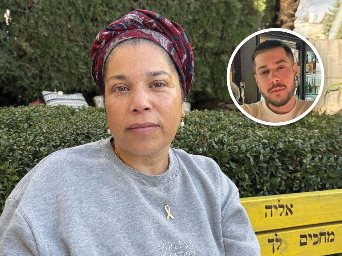 סיגי כהן מחכה לבן אליה (בתמונה הקטנה)
