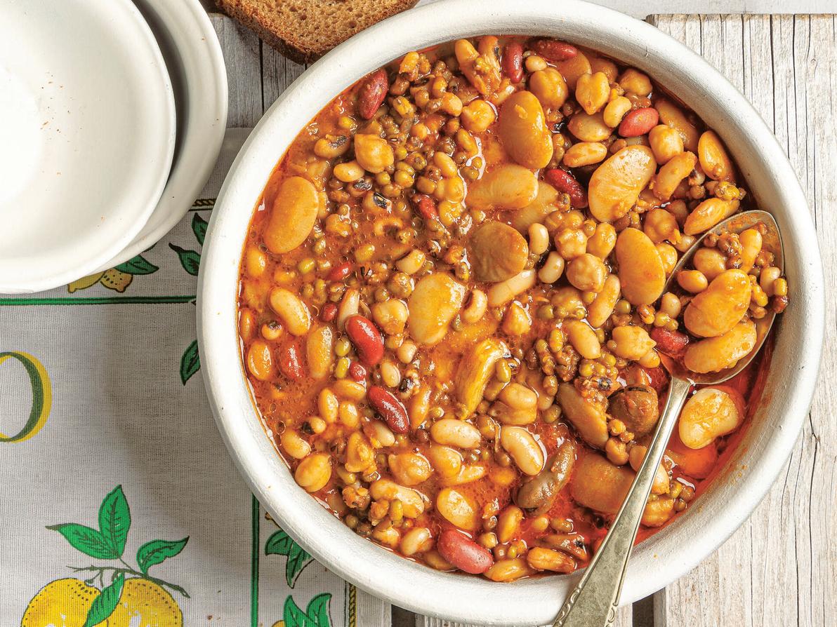 נזיד קטניות כפרי (צילום: שרית גופן, סגנון: עמית דונסקוי) נזיד קטניות כפרי