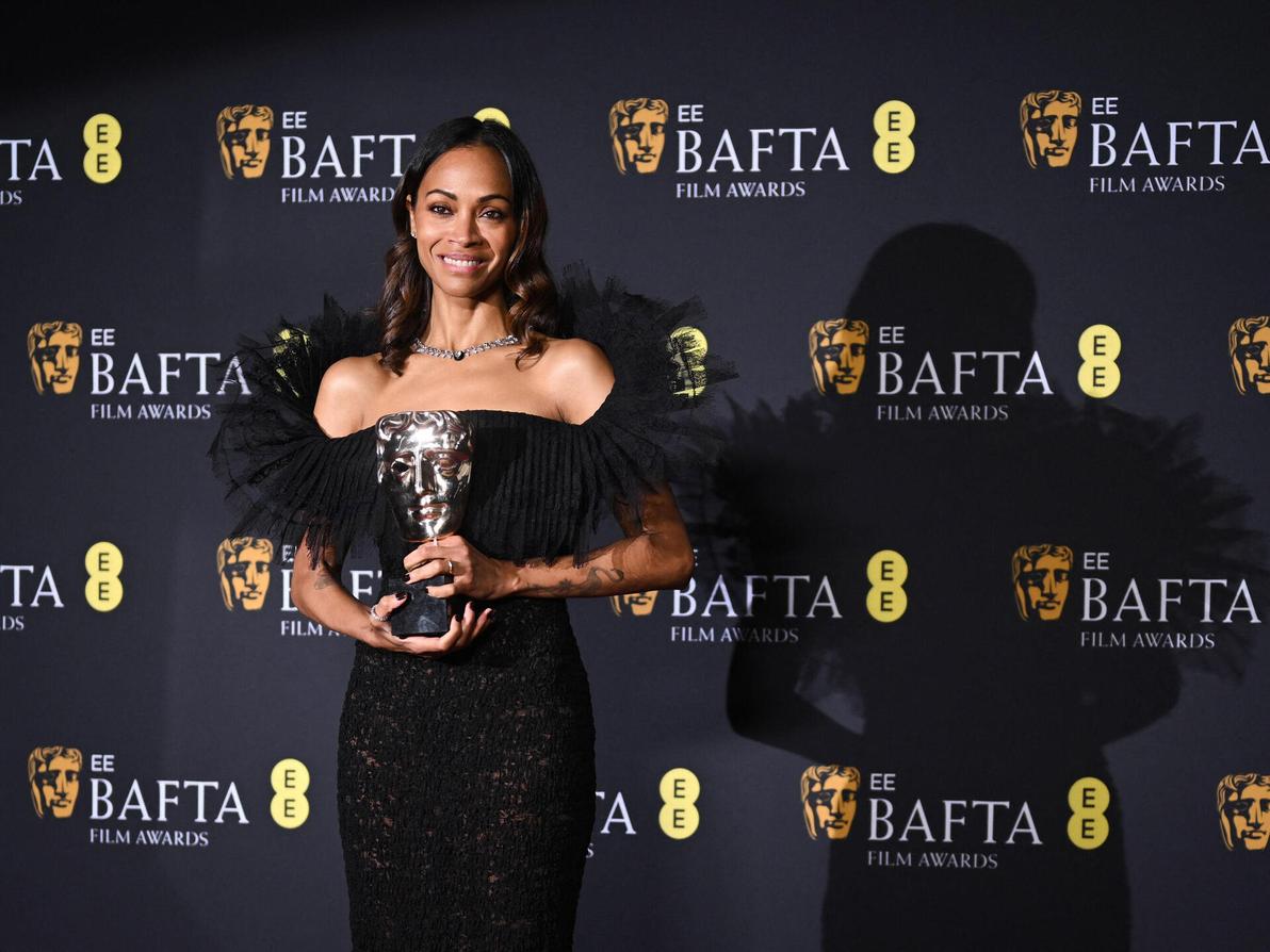 זואי סלדנה בטקס פרסי הקולנוע הבריטיים, 2025