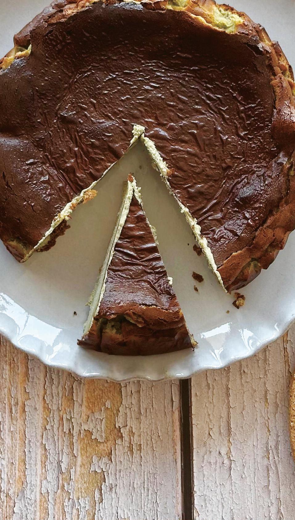 עוגת גבינה באסקית-פיסטוק