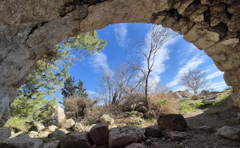 שרידי עיר מקראית. תל עדולם