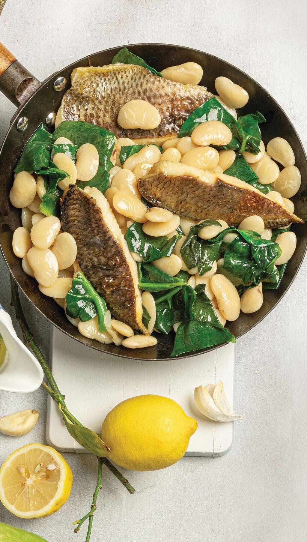 דג צלוי בשעועית בובעס ותרד (צילום: שרית גופן, סגנון: עמית דונסקוי) קטניות