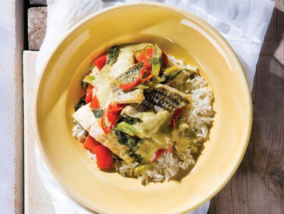 דג ברוטב קארי ירוק וחלב קוקוס