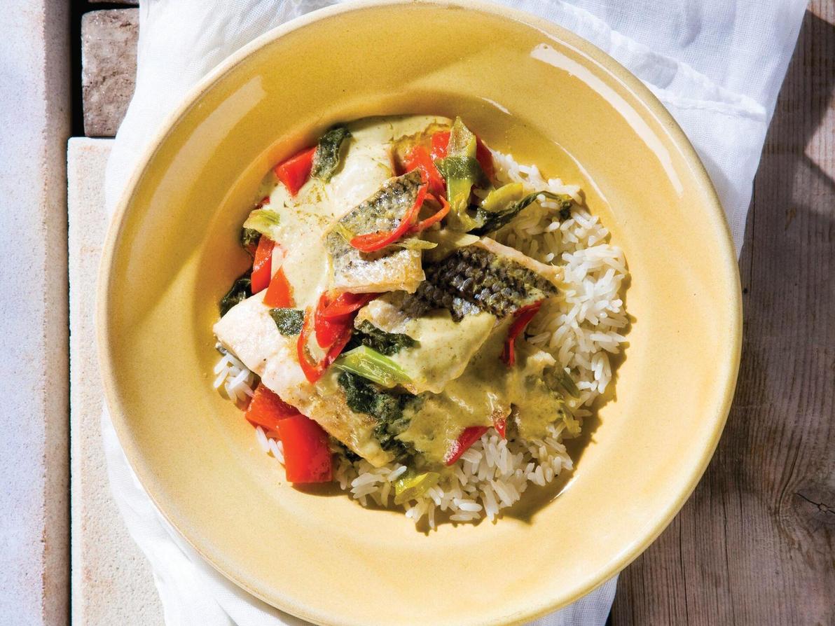 דג ברוטב קארי ירוק וחלב קוקוס