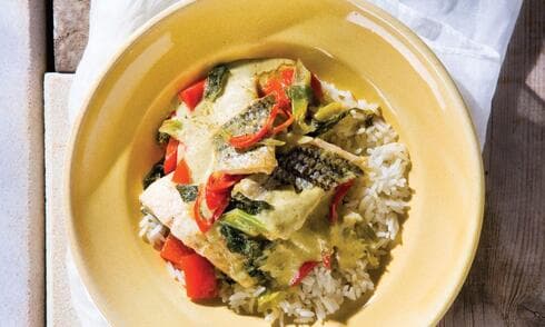 דג ברוטב קארי ירוק וחלב קוקוס