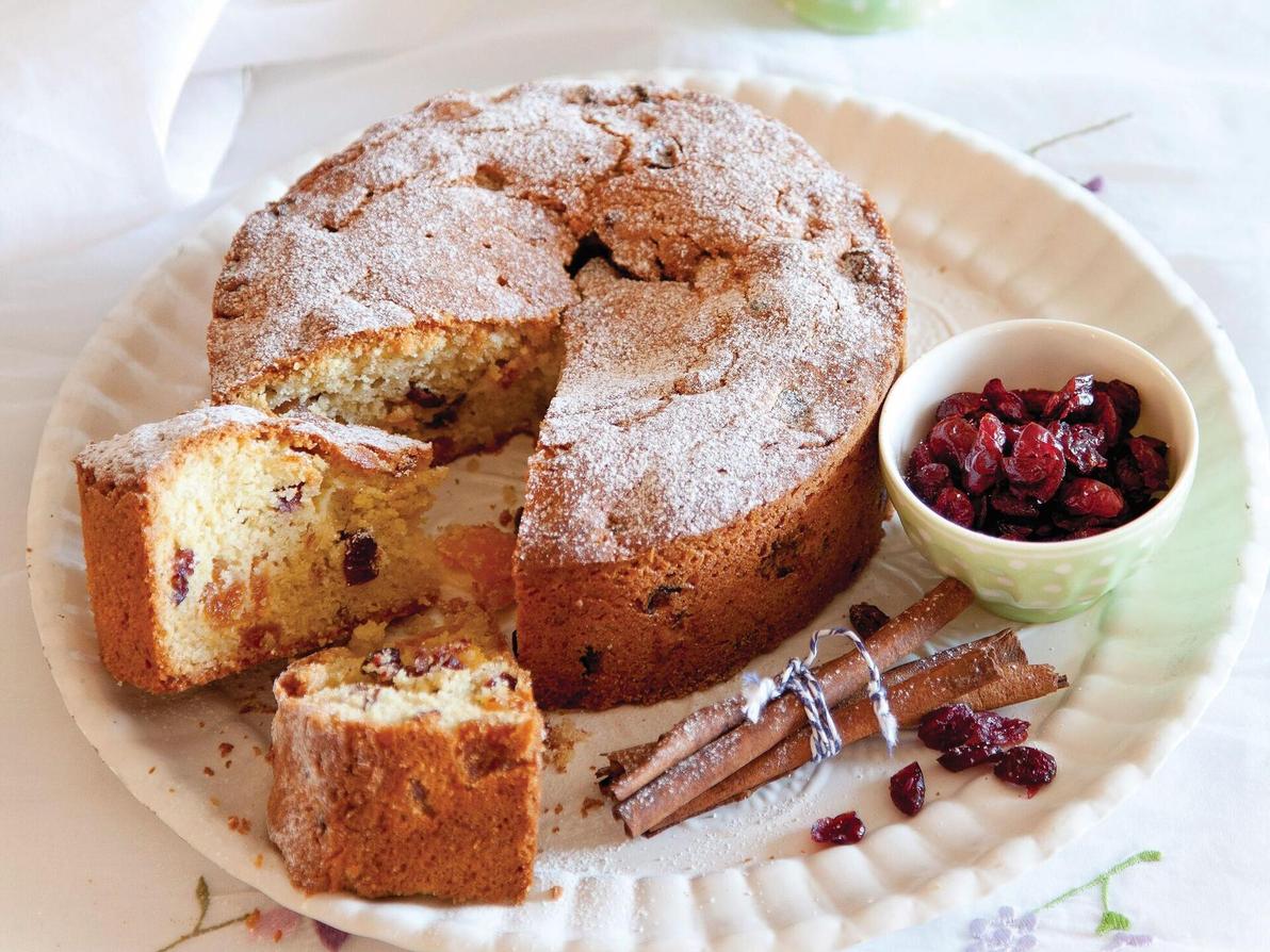 עוגת פירות יבשים (צילום: יוסי סליס, סגנון: נטשה חיימוביץ') עוגת פירות יבשים