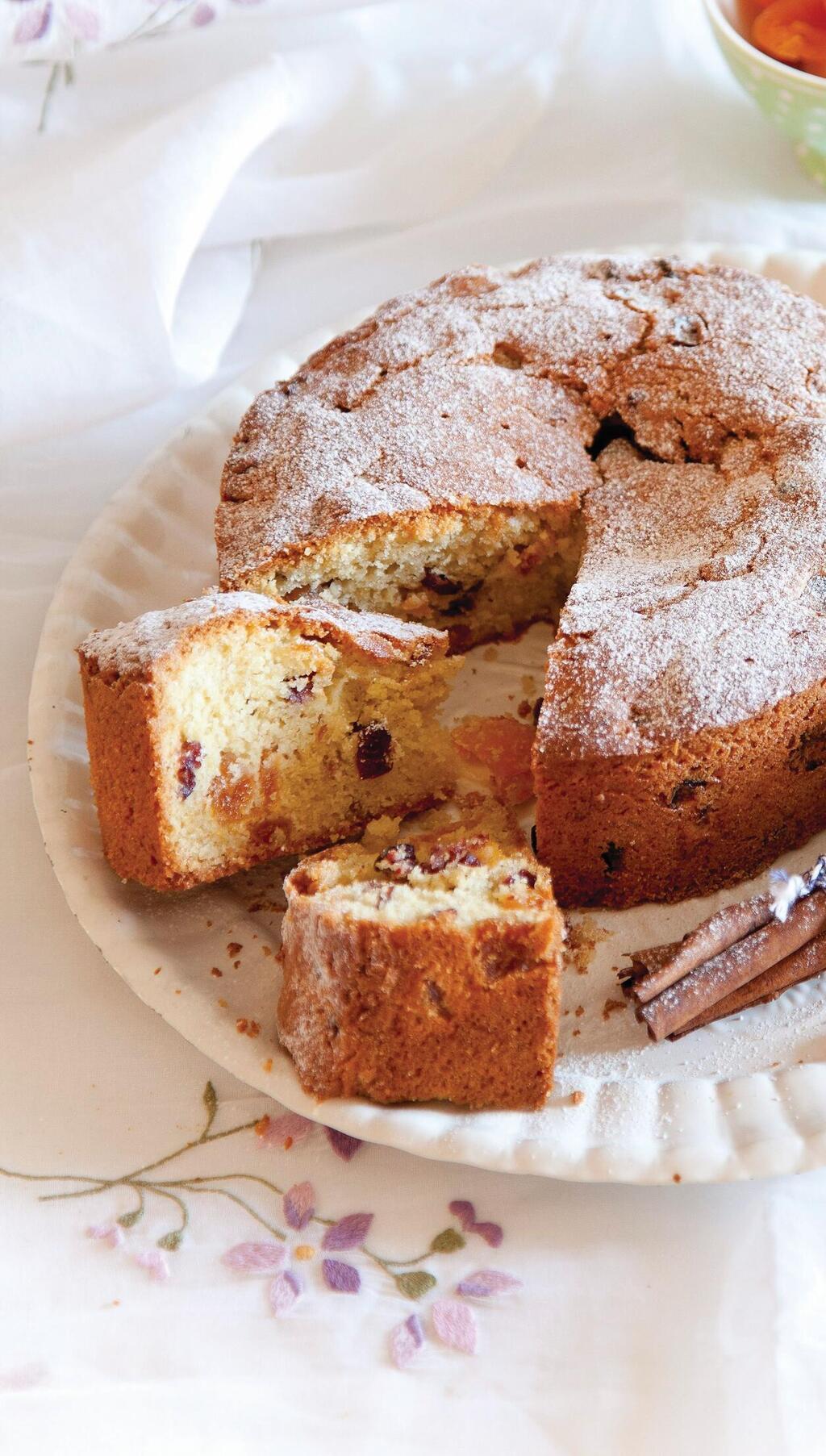 עוגת פירות יבשים (צילום: יוסי סליס, סגנון: נטשה חיימוביץ') עוגת פירות יבשים