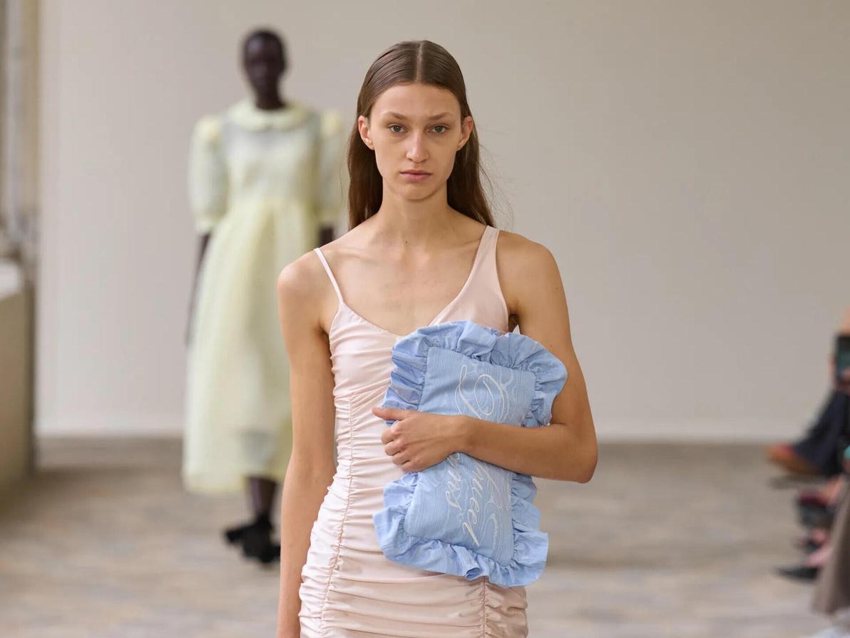 בגדים יפים וכרית. כל מה שאנחנו אוהבות בתצוגת האביב לשנת 2025 של המותג האיטלקי Vivetta