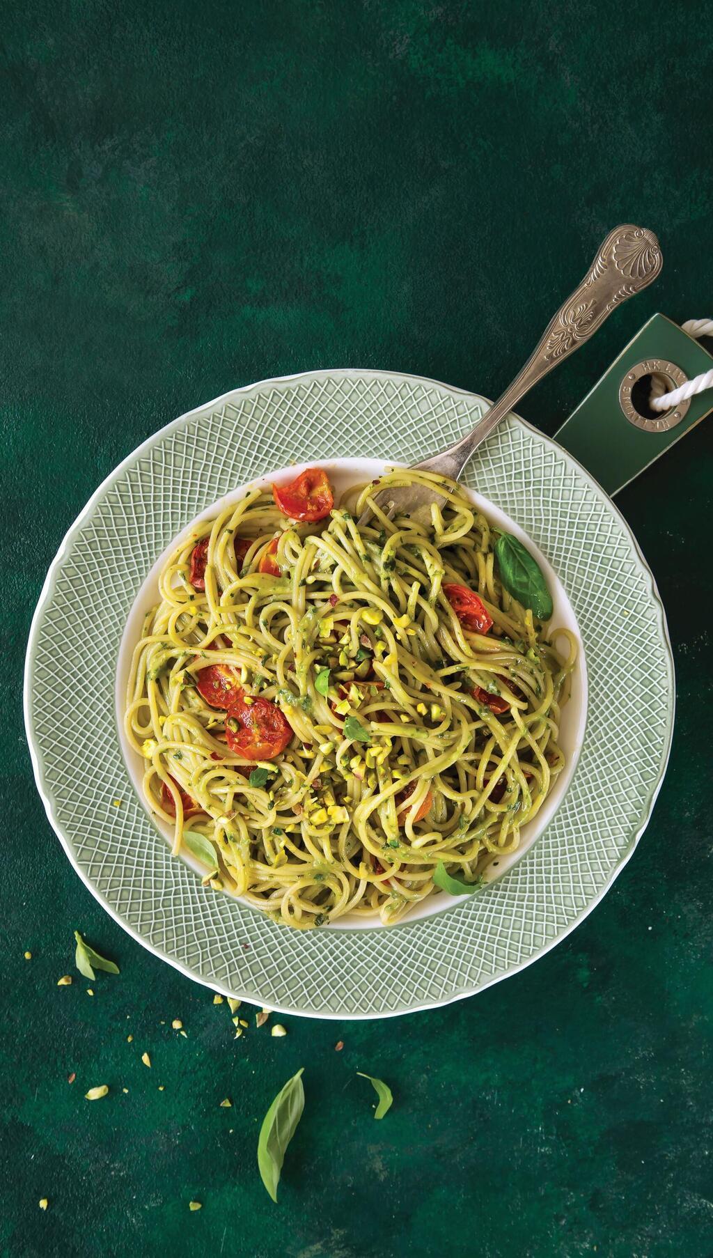 פסטה עם פסטו אבוקדו (צילום: שרית גופן, סגנון: ענת לבל) אבוקדו