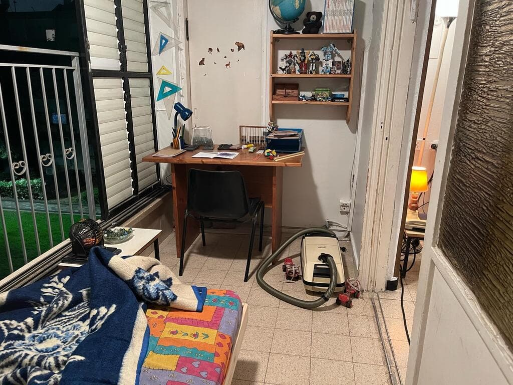 עיצוב תפאורה לדירת עולים חדשים משנות ה-90, "מגרש הרוסים", כאן 11