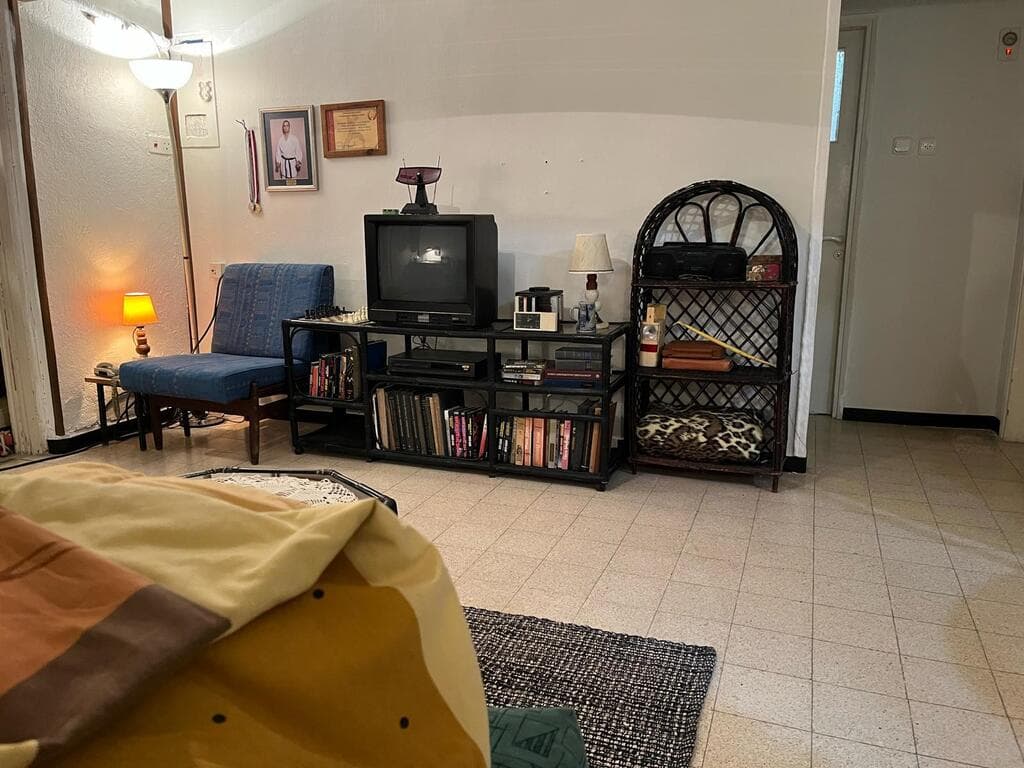 עיצוב תפאורה לדירת עולים חדשים משנות ה-90, "מגרש הרוסים", כאן 11