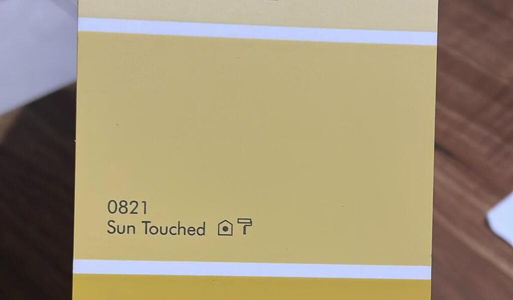 גוון נגיעת שמש בנירלט, המקבילה של צהוב דרו ברימור