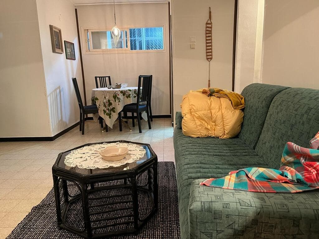 עיצוב תפאורה לדירת עולים חדשים משנות ה-90, "מגרש הרוסים", כאן 11