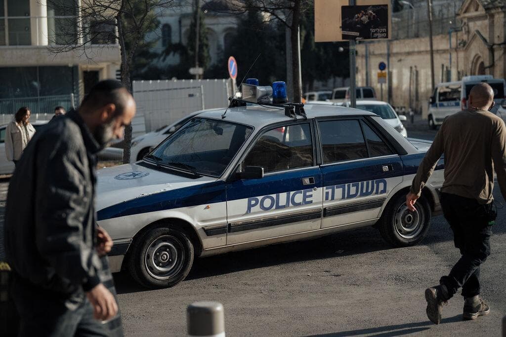 ניידת וינטג', מתוך הסדרה "מגרש הרוסים" כאן 11