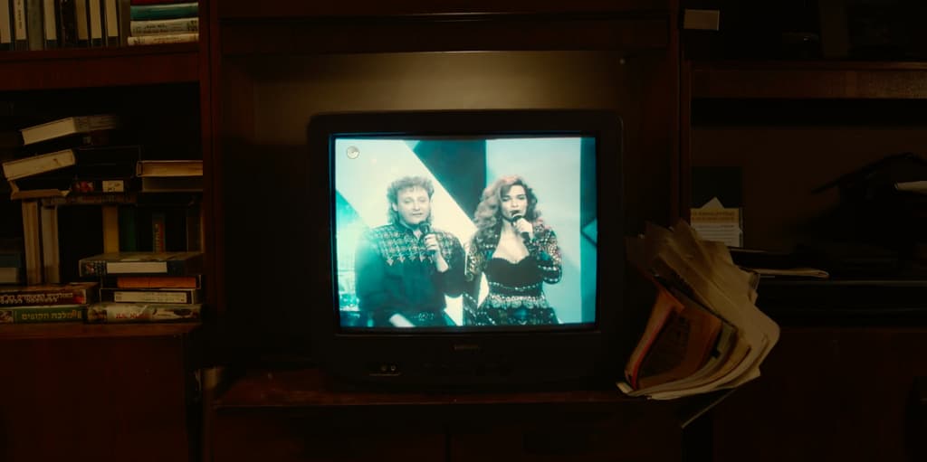 בתוך המכשירים הישנים הוטמעו חומרי ארכיון, "מגרש הרוסים"