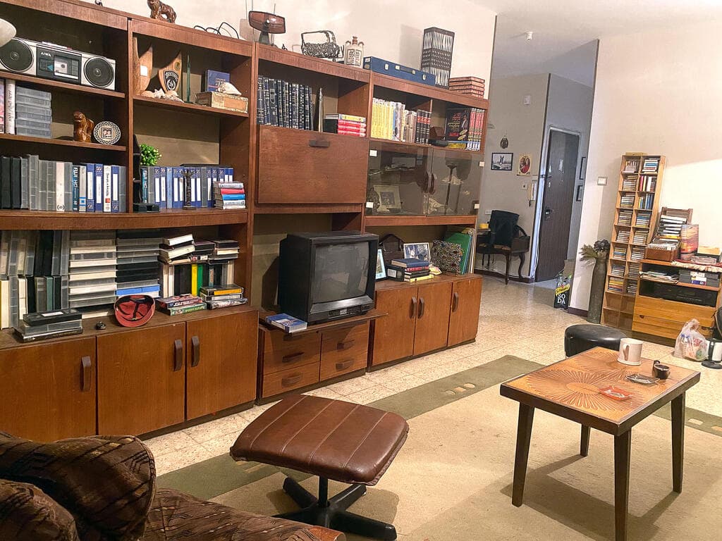 דירת הבלש, "מגרש הרוסים", כאן 11