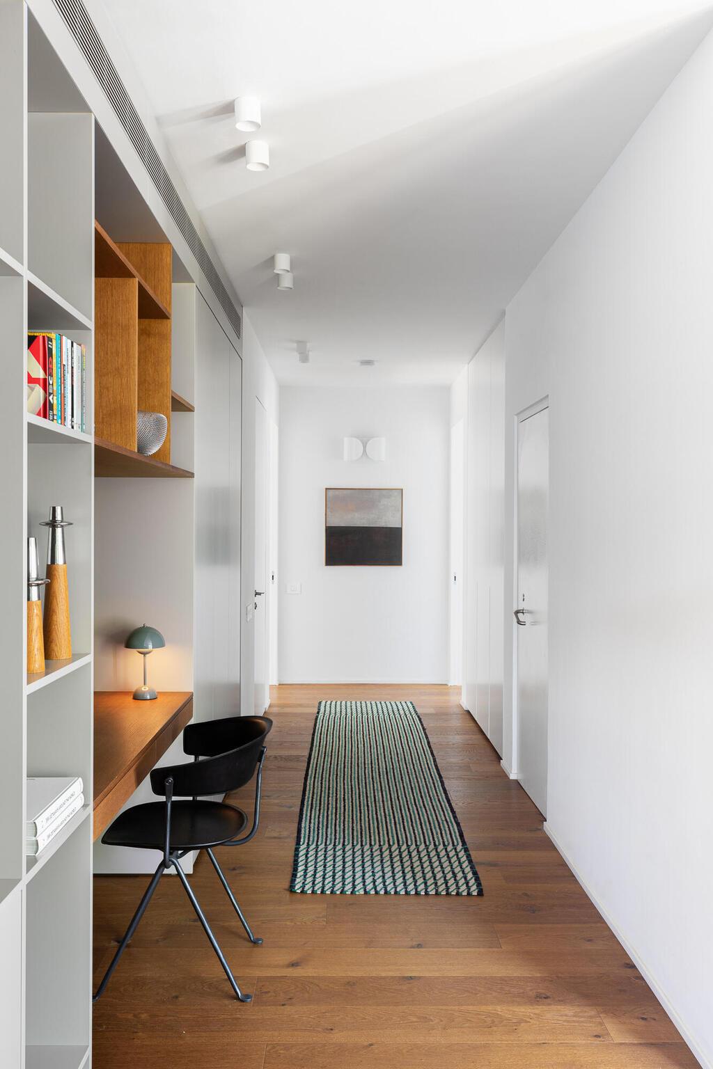 המסדרון ועמדת העבודה המוטמעת ביחידת הנגרות (צילום: טל ניסים) פנטהאוז בתל אביב, עיצוב: דודי אוחיון