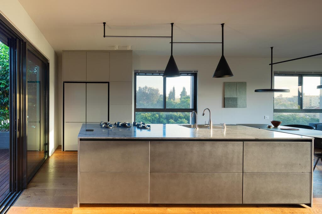 אי עם גוף נירוסטה מושחרת (צילום: טל ניסים) פנטהאוז בתל אביב, עיצוב: דודי אוחיון