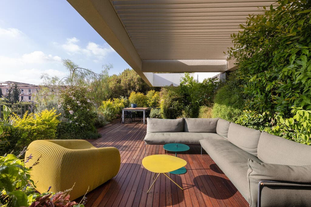 מרפסת ענקית ומלאה בצמחייה מדורגת (צילום: טל ניסים) פנטהאוז בתל אביב, עיצוב: דודי אוחיון