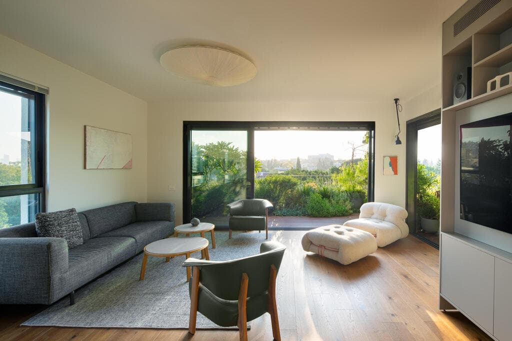 רצפת הפרקט בפנים מתחלפת בדק עץ בחוץ (צילום: טל ניסים) פנטהאוז בתל אביב, עיצוב: דודי אוחיון