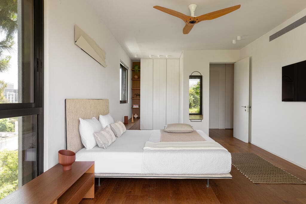 חדר השינה הזוגי. הוגדל ביחס לתכנון המקורי (צילום: טל ניסים) פנטהאוז בתל אביב, עיצוב: דודי אוחיון