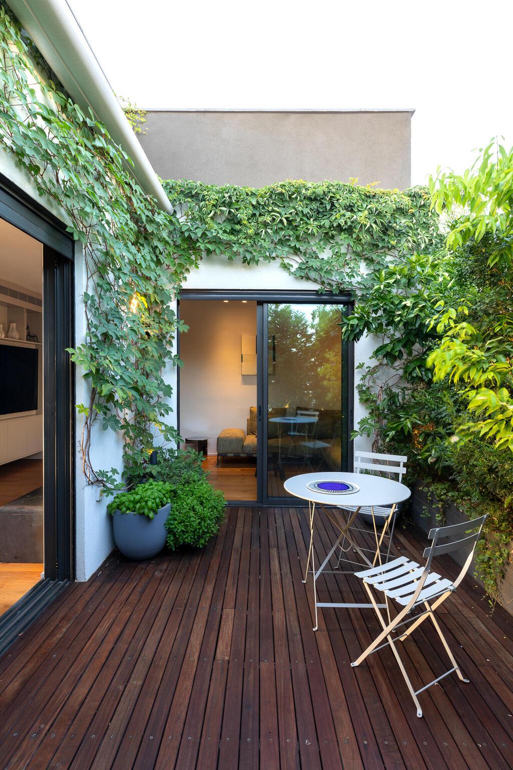 פינה ירוקה לקפה של הבוקר (צילום: טל ניסים) פנטהאוז בתל אביב, עיצוב: דודי אוחיון