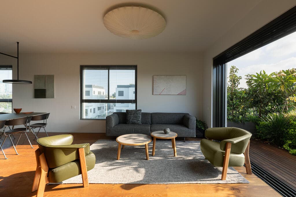 מפתחים רחבים בכל רחבי הבית כדי להכניס את הטבע פנימה (צילום: טל ניסים) פנטהאוז בתל אביב, עיצוב: דודי אוחיון