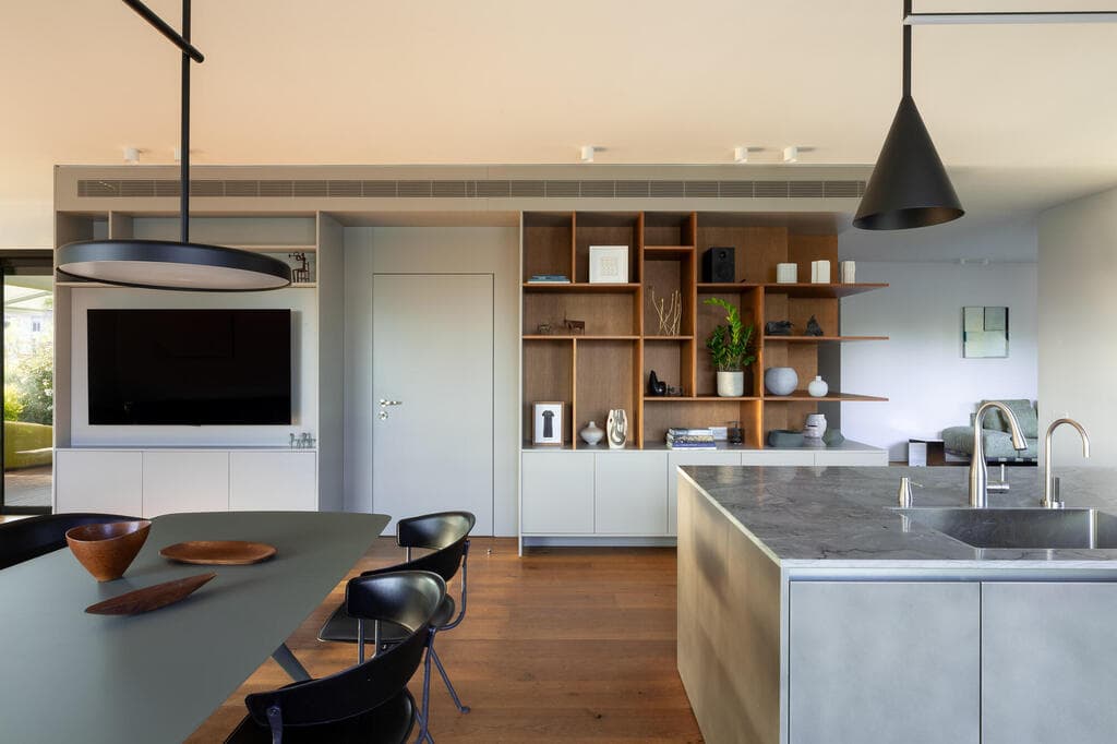 יחידת הנגרות המלווה את הקיר במקצבים שונים (צילום: טל ניסים) פנטהאוז בתל אביב, עיצוב: דודי אוחיון