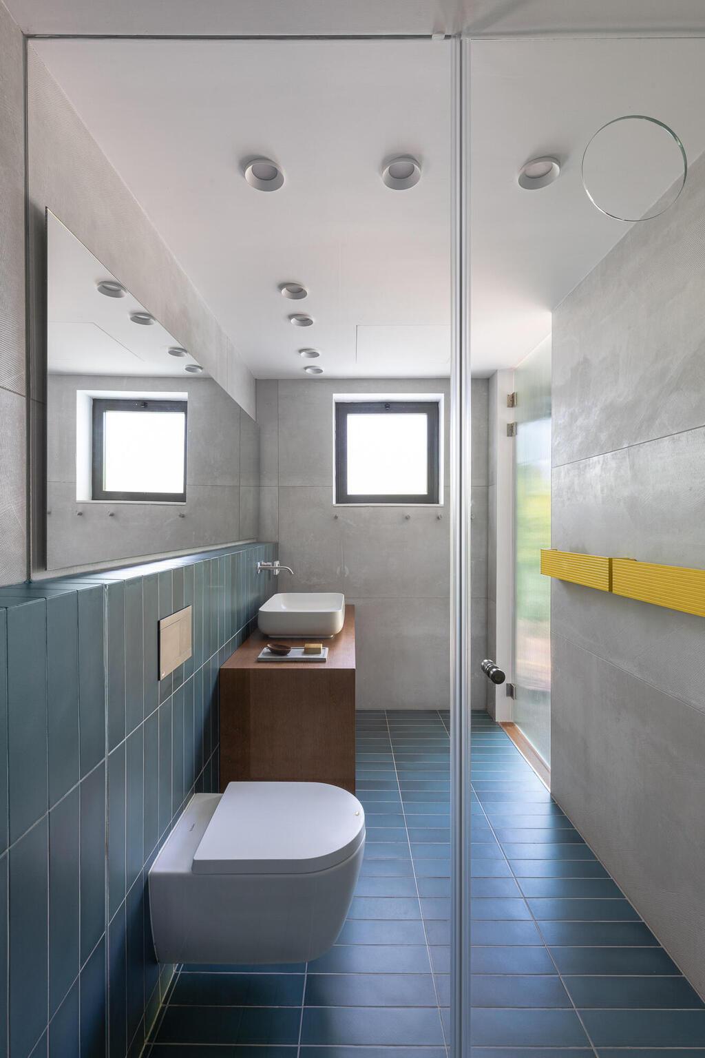 צבעוניות שונה בחדר הרחצה - אריחים כחולים ופס צהוב (צילום: טל ניסים) פנטהאוז בתל אביב, עיצוב: דודי אוחיון