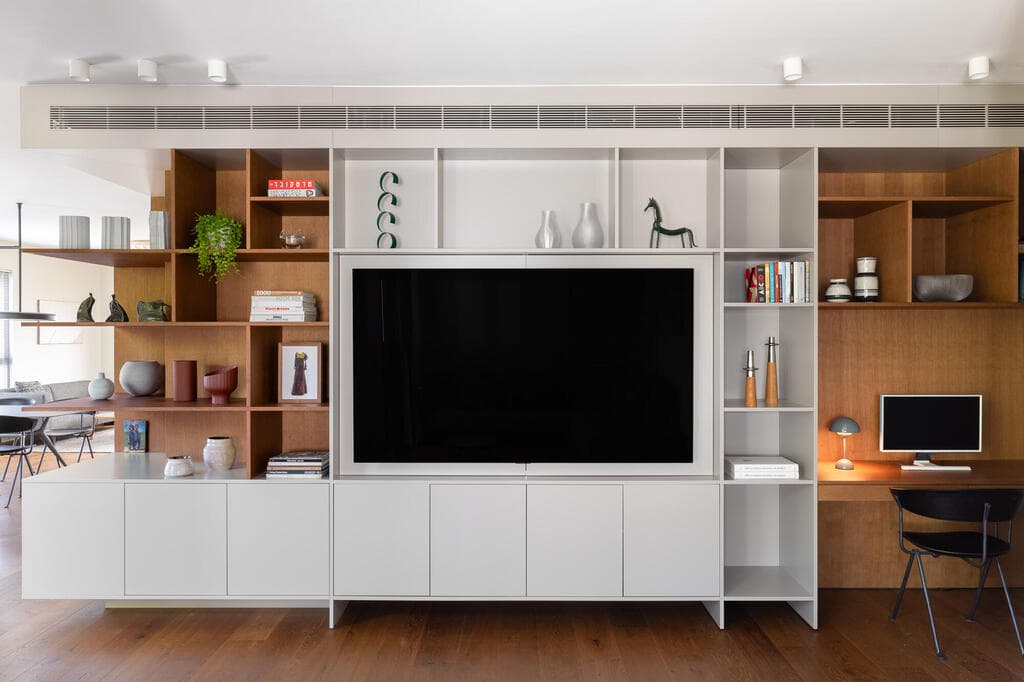 עוד זווית של האלמנט המלווה את הקיר (צילום: טל ניסים) פנטהאוז בתל אביב, עיצוב: דודי אוחיון