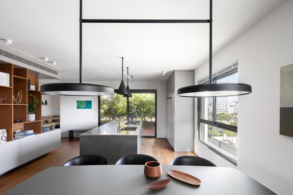 פינת האוכל והמטבח עם האי הדומיננטי (צילום: טל ניסים) פנטהאוז בתל אביב, עיצוב: דודי אוחיון