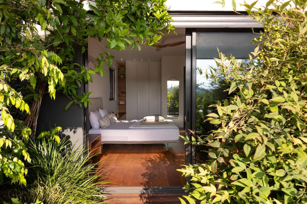 מבט מבחוץ פנימה (צילום: טל ניסים) פנטהאוז בתל אביב, עיצוב: דודי אוחיון