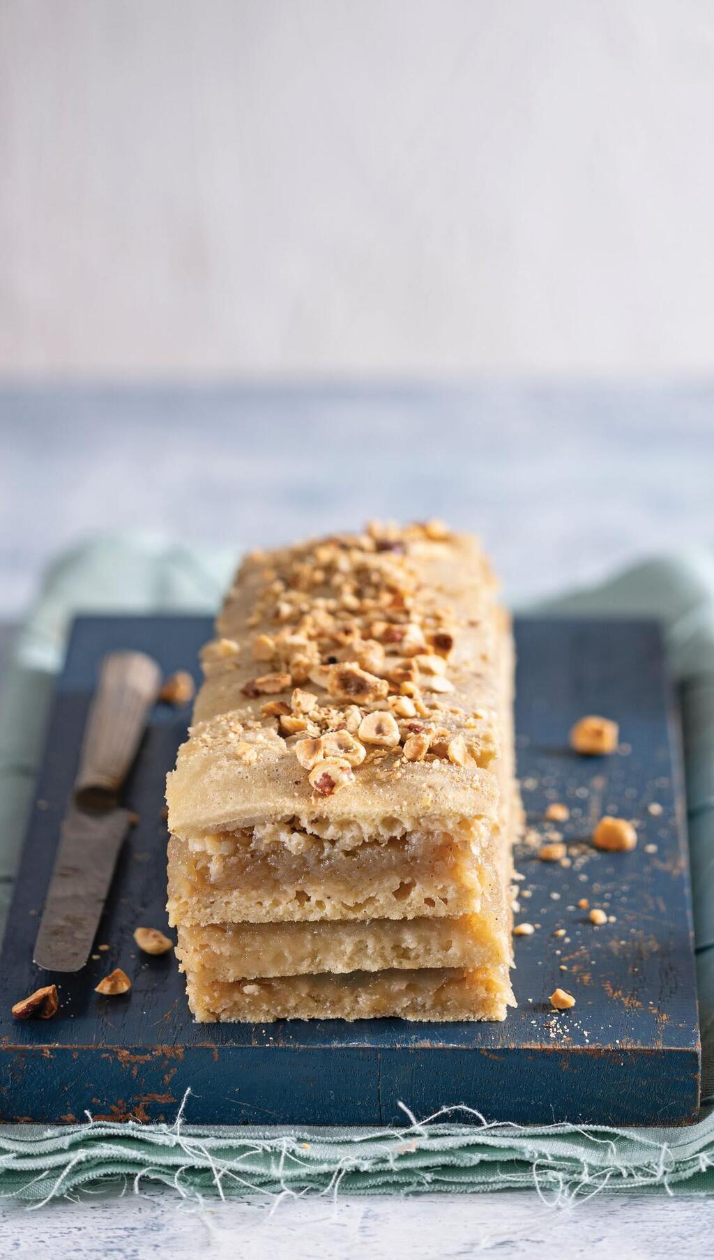 עוגת שכבות פטנט עם תפוחים (צילום: דניאל לילה, סגנון: נעמה רן) עוגת שכבות פטנט עם תפוחים