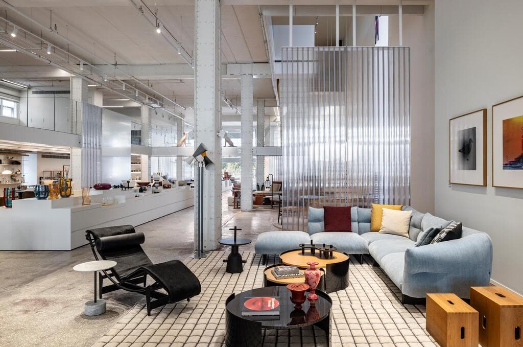 לא רק רהיטים וכלים, זו גלריית אמנות ישראלית עצומה (צילום: עמית גרון) בית טולמנ'ס