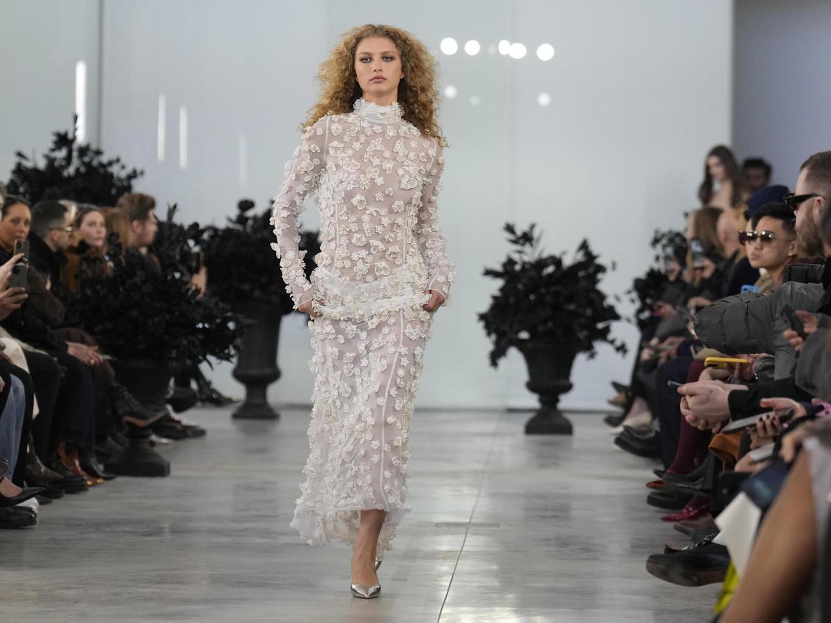 דורית רבליס על המסלול של בלומרין, תצוגת סתיו-חורף 2025-26 בשבוע האופנה במילאנו