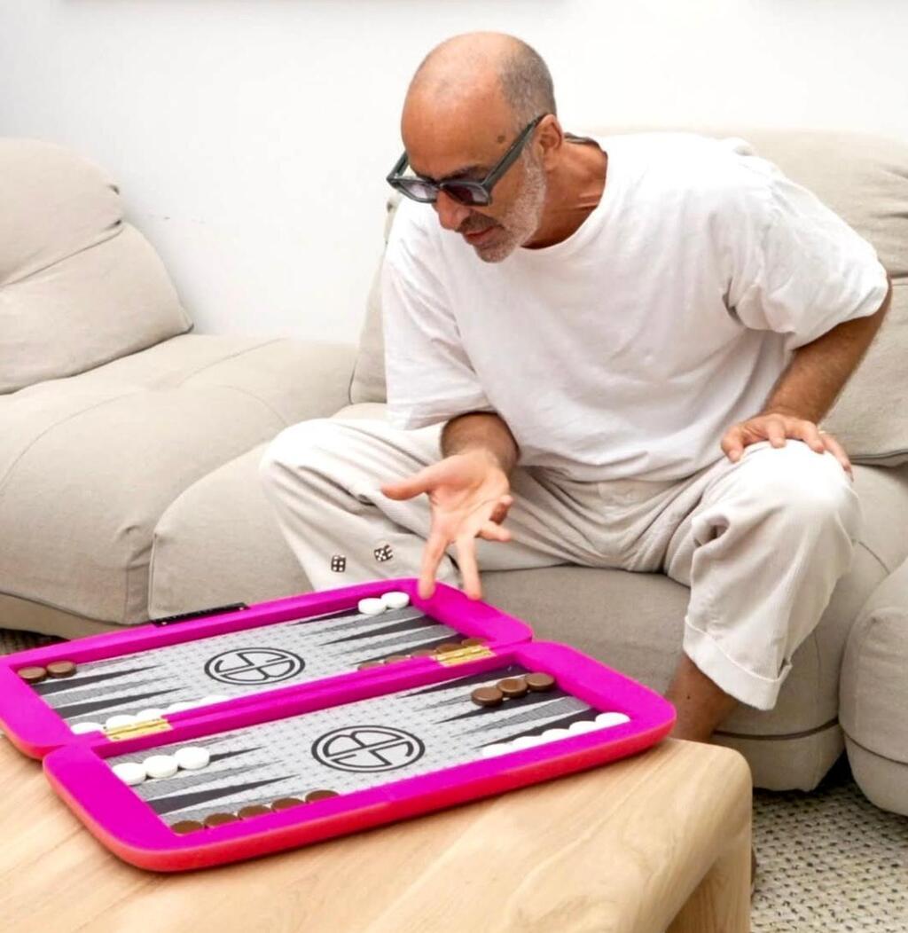 בן שמחון משחק במשחק שש-בש בעיצובו (צילום: ליגיאה קיט) בר רוזנברג, משפעינית רשת שמעצבת את ביתה