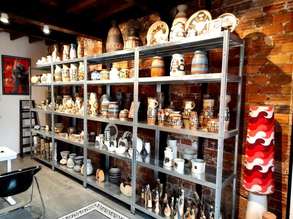 זו הייתה דירת נופש שהושכרה לתיירים (צילום: סטודיו אטלס) החלל של החנות ביפו, אביר יעקב עובדיה