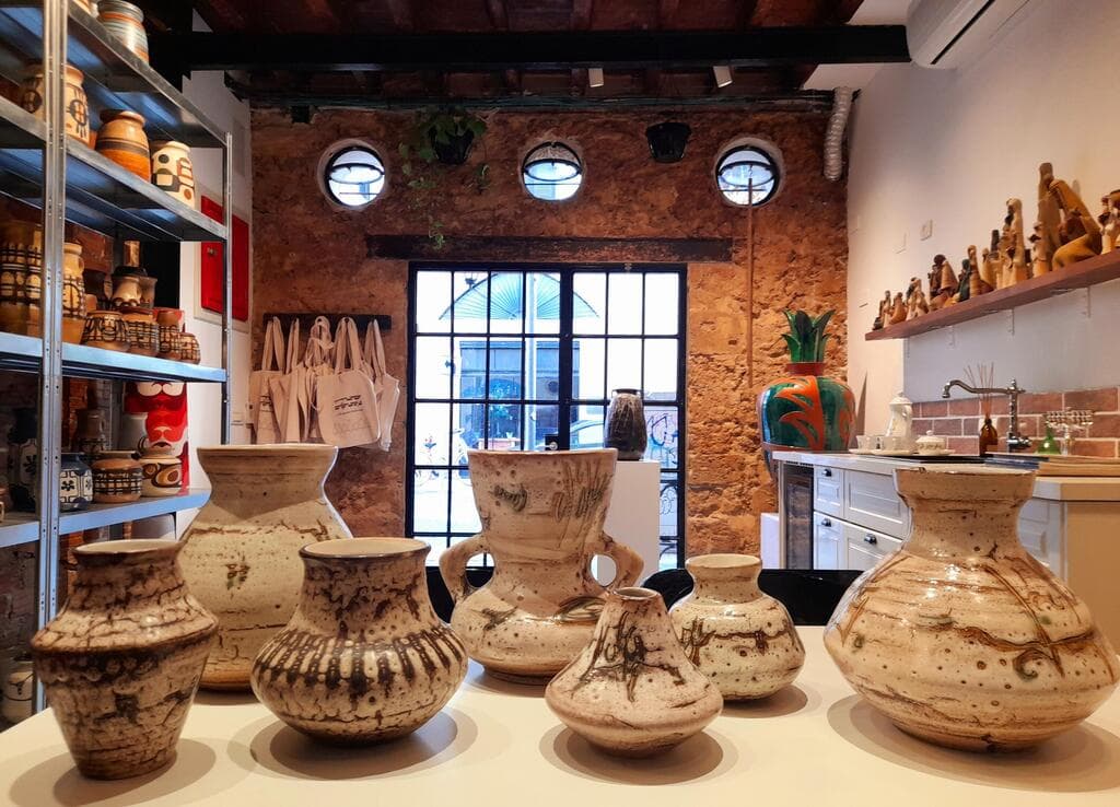 השמועות על החנות החדשה כבר הגיעו לאוזני האספנים. החנות ביפו (צילום: סטודיו אטלס) החלל של החנות ביפו, אביר יעקב עובדיה